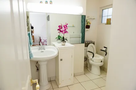 Bedroom 5, private bath — 1435 NW 188th St, Shoreline